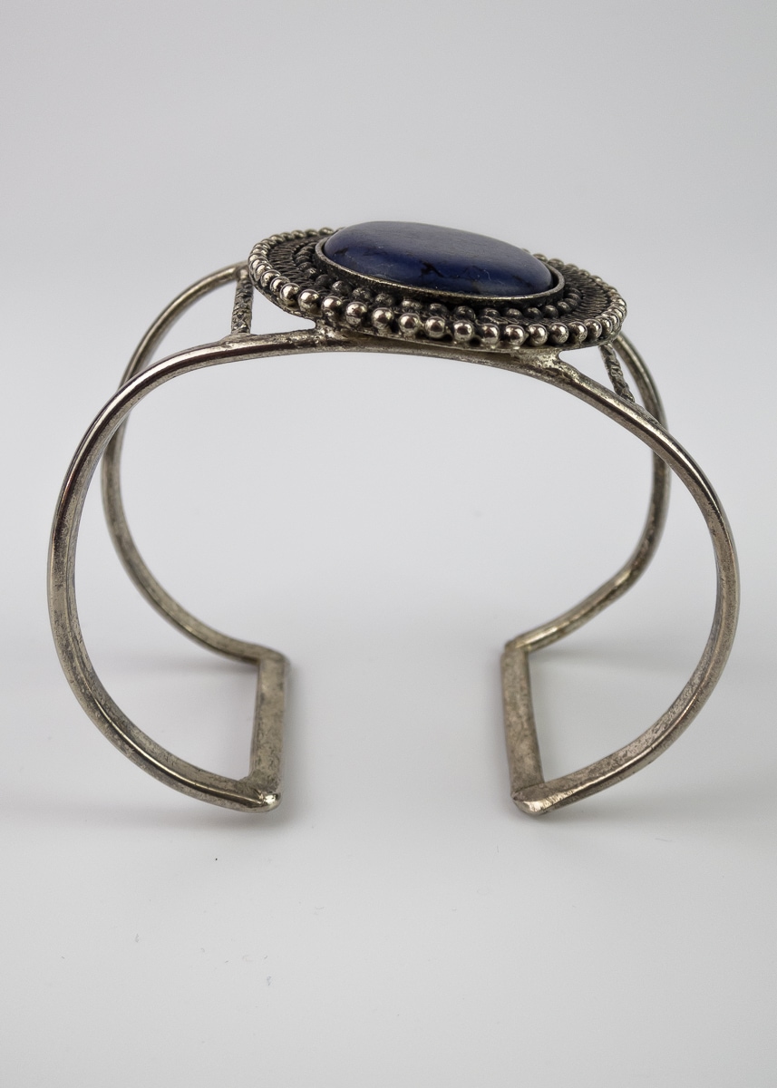Handgemachter Armreifen mit blauem Stein